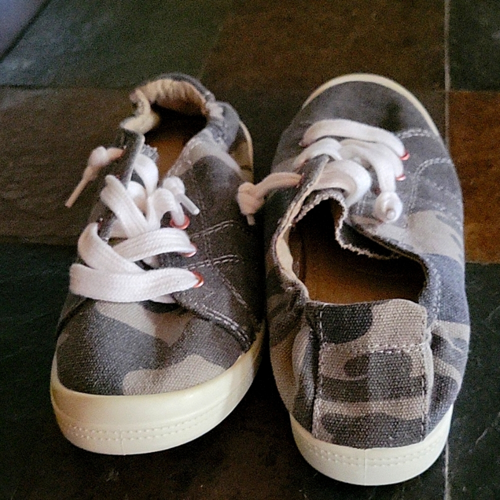 Maurices brand camo size 6 tennis shoe NEW